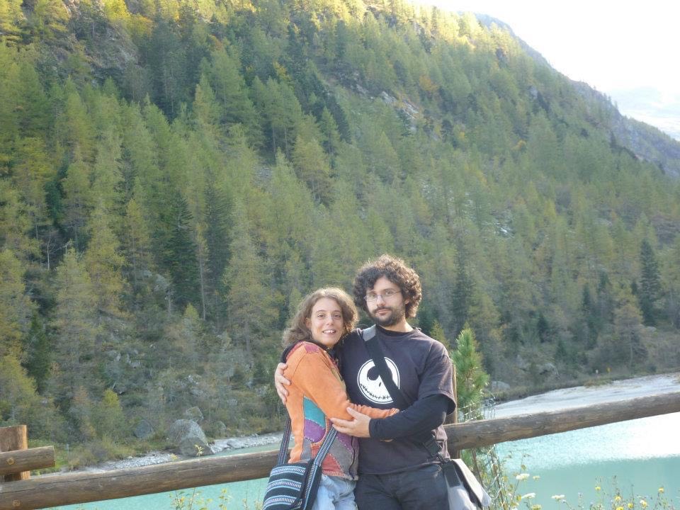 Samanta e suo marito abbracciati su un paesaggio montano