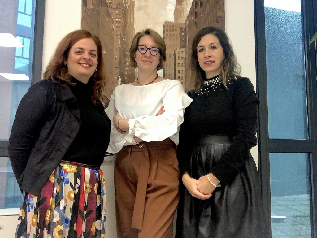 tre donne in piedi