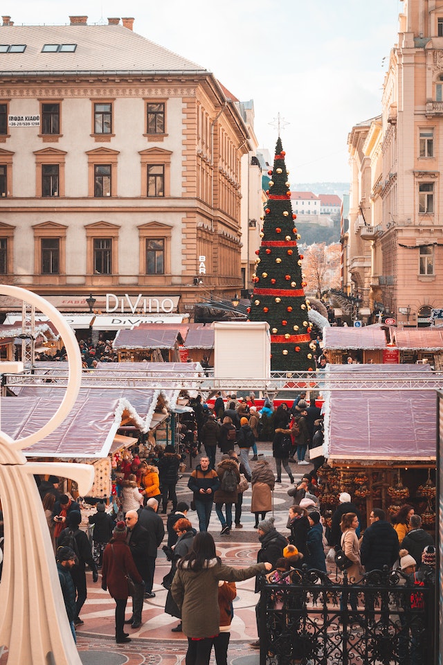 mercatino di Natale in una città con tanta gente