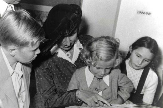 Jella Lepman circondata da bambini che leggono