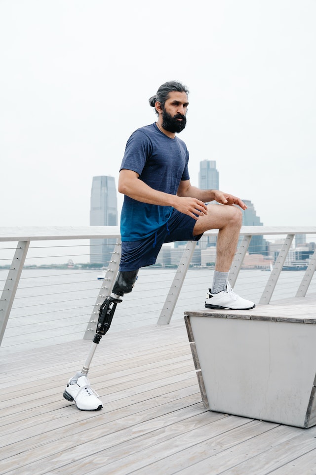 uomo con protesi fa footing in città 