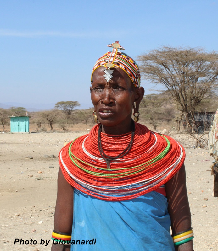 Donna con ornamenti tipici dell'etnia Samburu