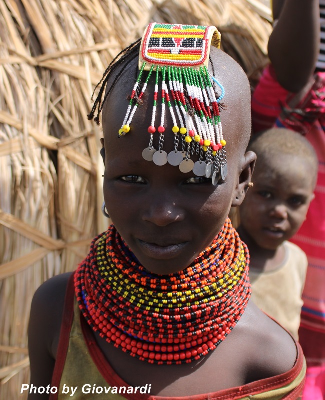Immagini delle donne dell'etnia Turkanae dei loro ornamenti